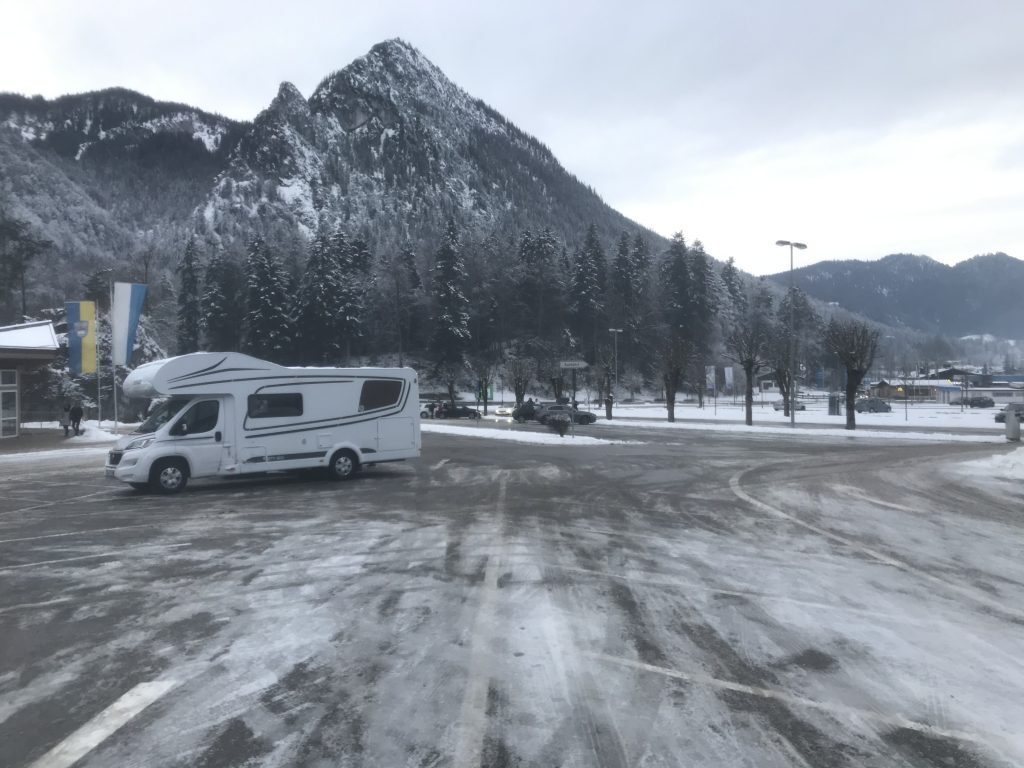 Wohnmobil mit Bergen im Hintergrund