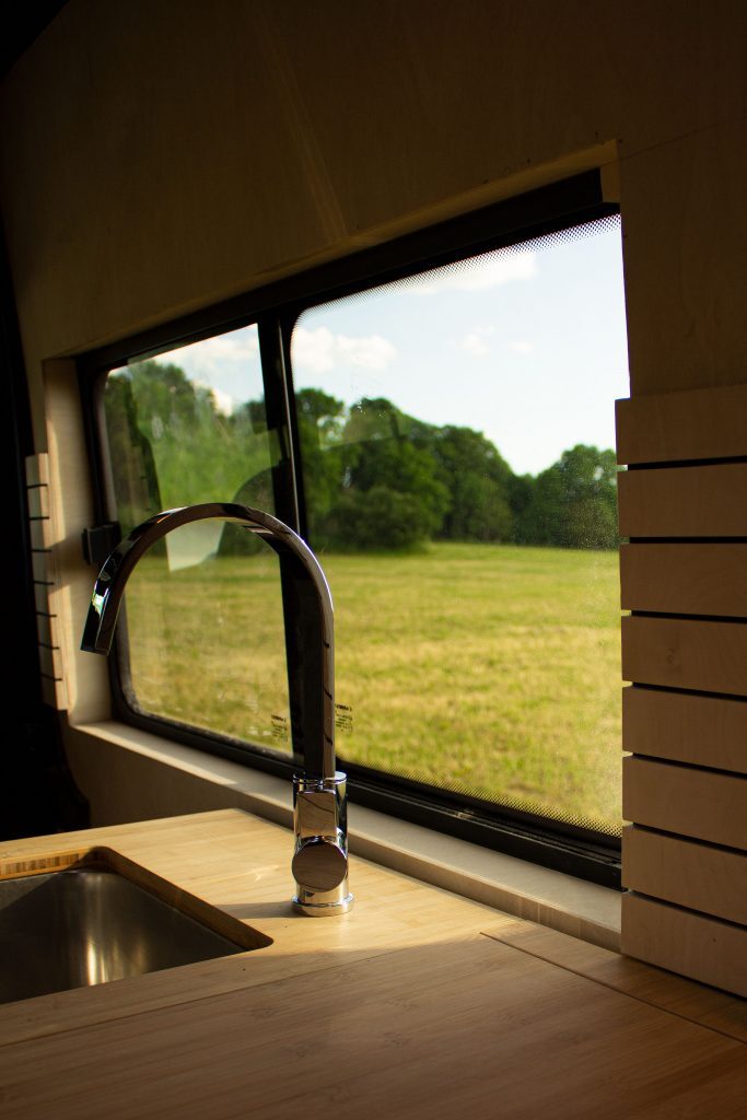 Wohnmobil mit Ausblick in die freie Natur