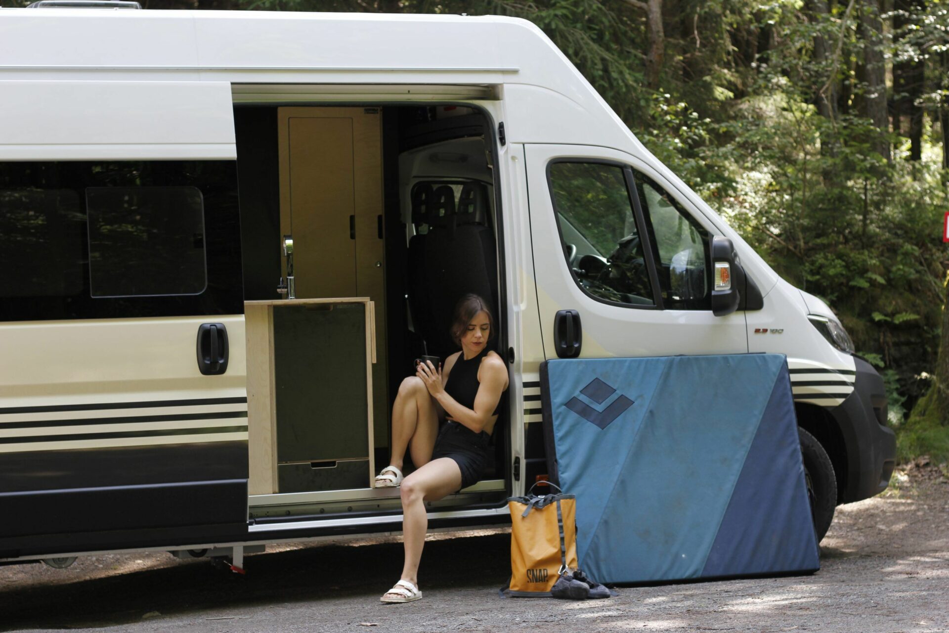 Frau entspannt sich im Urlaub mit dem Wohnmobil