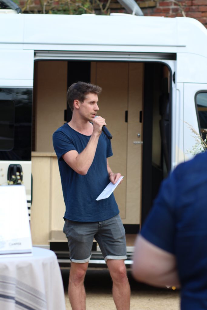 Geschäftsführer Felix Fürneisen stellt das neue Fahrzeug von Fuchs und Hase vor.